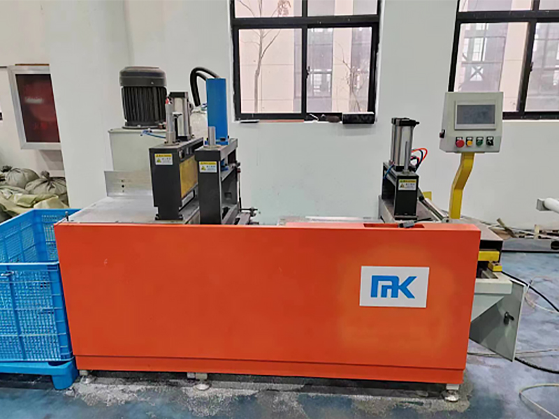 CNC -skärmaskin